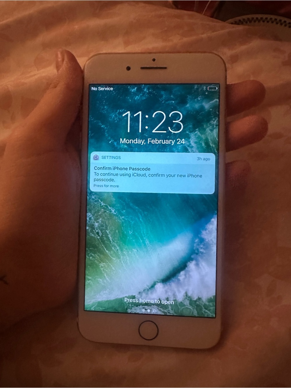 Apple iPhone 7 Plus White with Silver Frame - Touch ID Smartphone